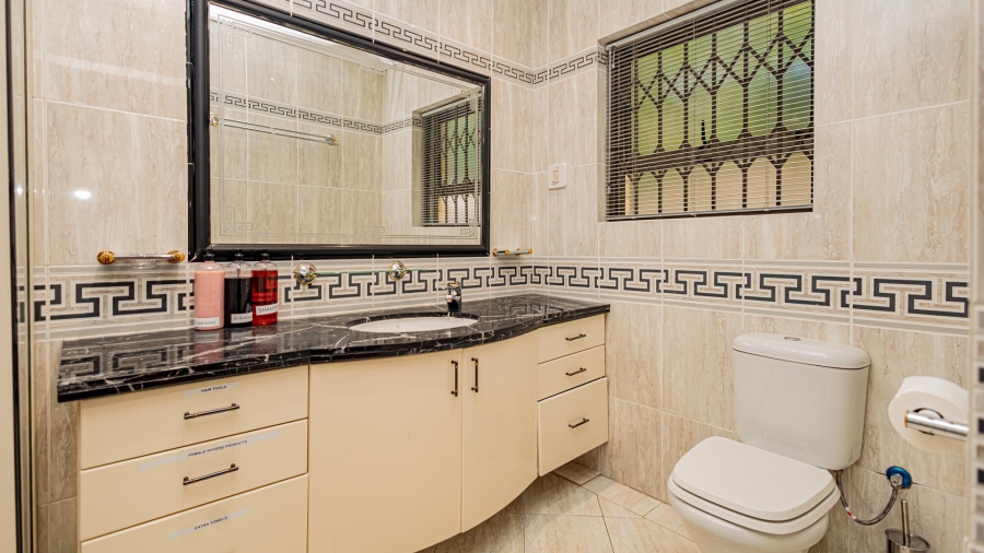 7 Bedroom Property for Sale in Plattekloof Western Cape